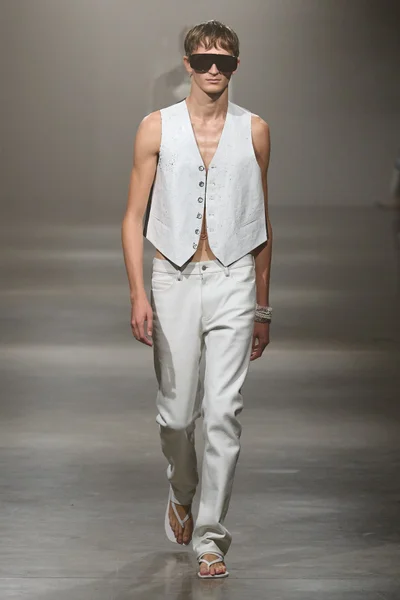 Look 10